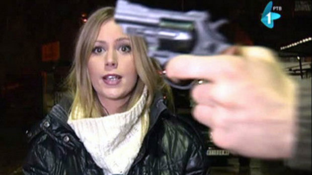 Пиштољем махнуо пред новинарком